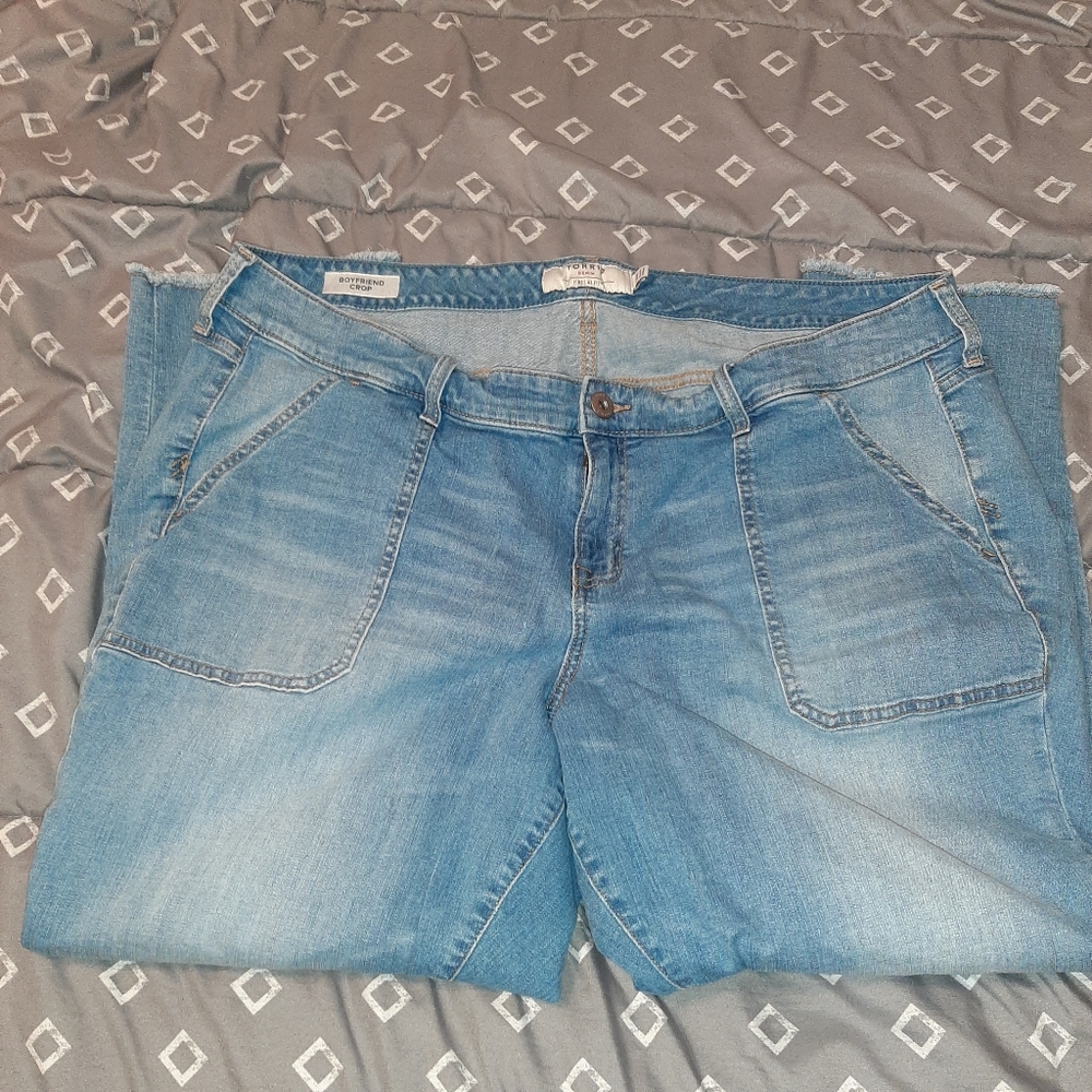 Torrid Boyfriend Crop Raw Hem Jeans Sz 22